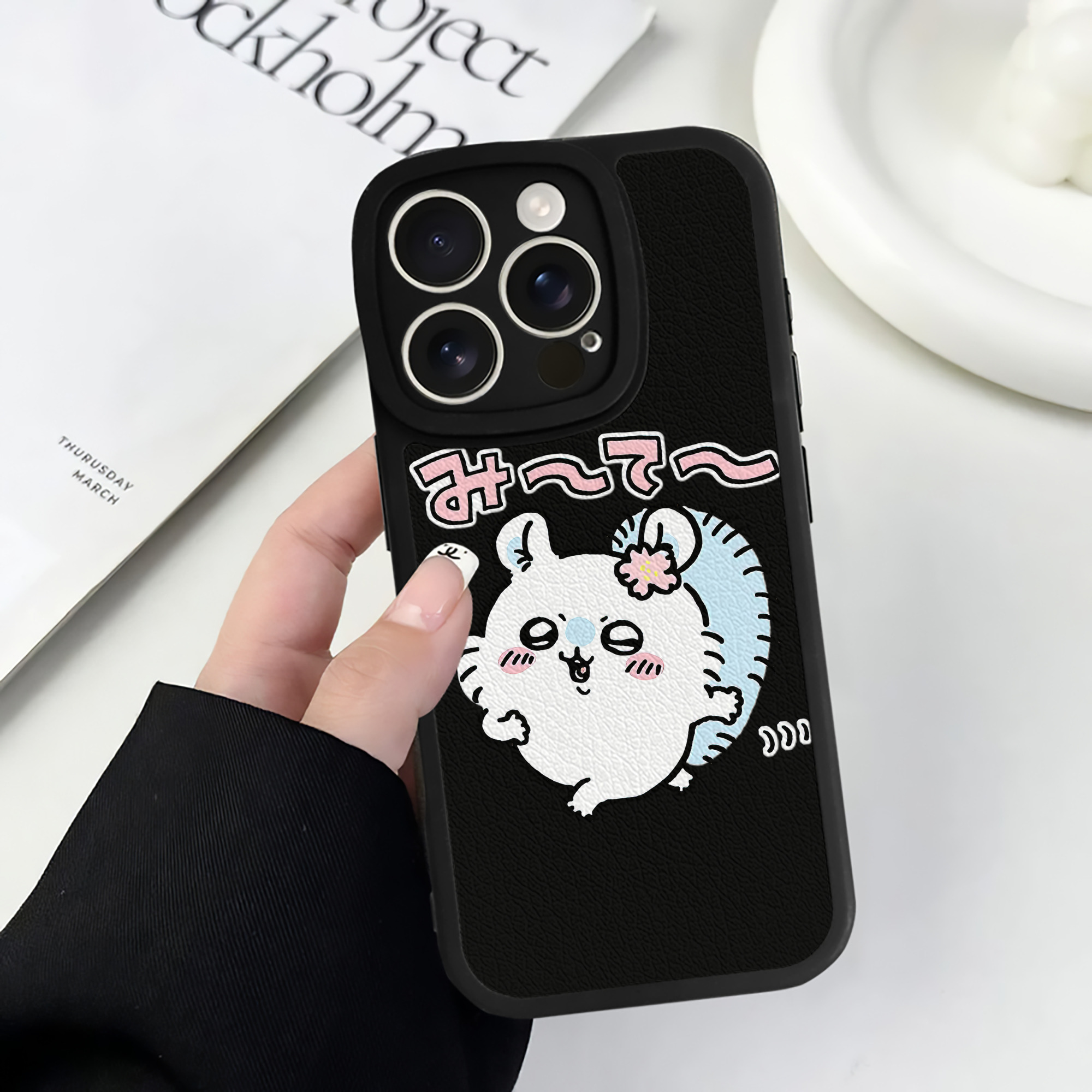 （画像用） ちいかわ モモンガ Chii-kawa Momonga 【iPhone 16シリーズ対応】シリコンスマホケース（レザー調） 材質：シリコン